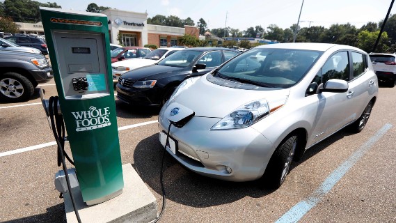 SHBA nenshkruan urdhrin: Deri ne 2030 gjysma e makinave do te jene elektrike, emetim zero